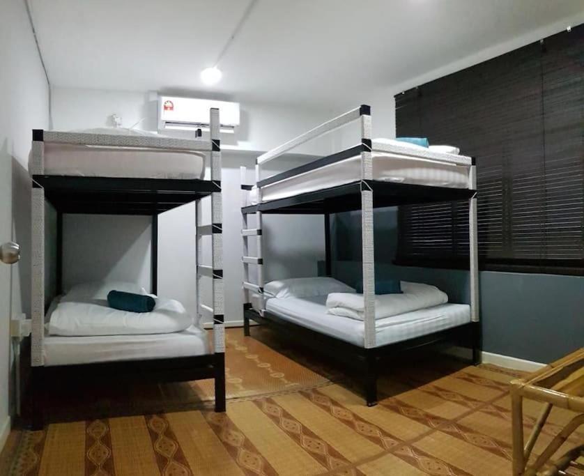 Yellow Duckling Homestay เซมปอร์นา ภายนอก รูปภาพ